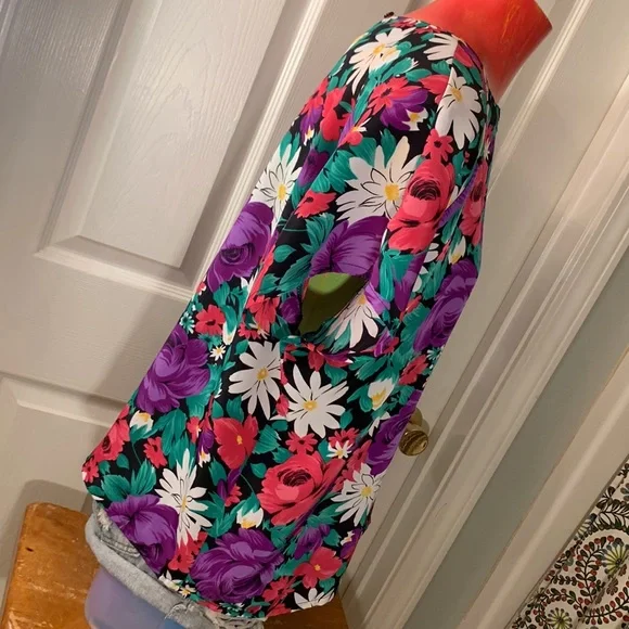 VINTAGE IMPRESSIONS of CALIFORNIA Floral Top - Picture 9 of 12